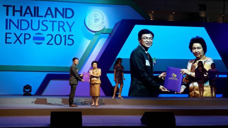คุณพัฒนศักดิ์ แสนสมรส กรรมการผู้จัดการ บริษัท พี ควอลิตี้ แมชชีน พาร์ท จำกัด รับโล่รางวัลเครือข่ายสัมพันธ์ดีเด่นในโครงการ MDICP