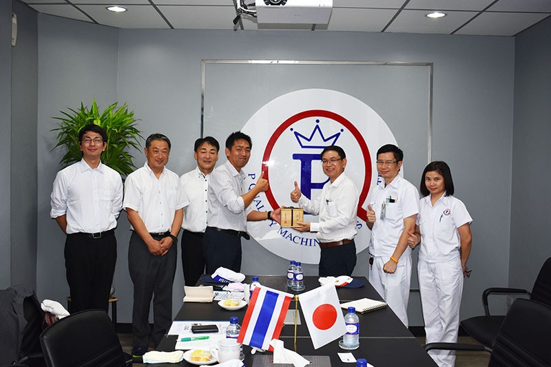 คุณพัฒนศักดิ์ แสนสมรส กรรมการผู้จัดการ บริษัท พี ควอลิตี้ แมชชีน พาร์ท จำกัด ต้อนรับคณะจากบริษัท KAKIUCHI Co.,Ltd. จาก ประเทศญี่ปุ่น
